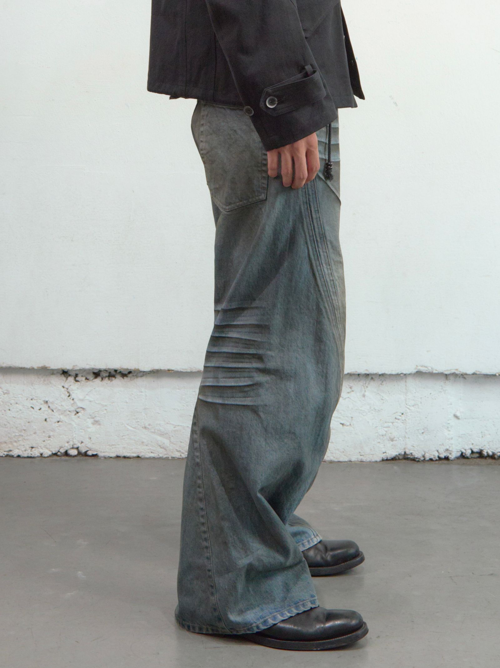 【26SS】 3D ツイステッド ワイド レッグ ジーンズ デニム パンツ / 3D TWISTED WIDE LEG JEANS / DIRTY FADED INDIGO (インディゴ)