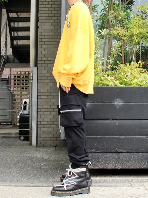 鮮やかな黄色が決め手!ハイエンドなストリートスタイル