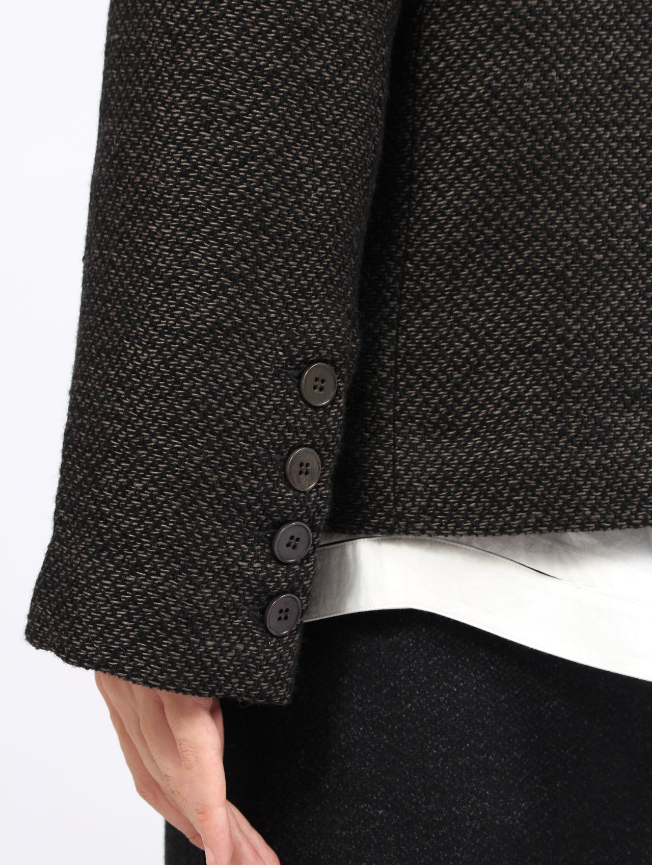 【25AW】ユニセックス フィット ラウンド ネック ショート ジャケット ウィズ 925 シルバー フック クローザー / UNISEX FITTED ROUND NECK SHORT JACKET WITH 925 SILVER HOOK CLOSER / オフブラック