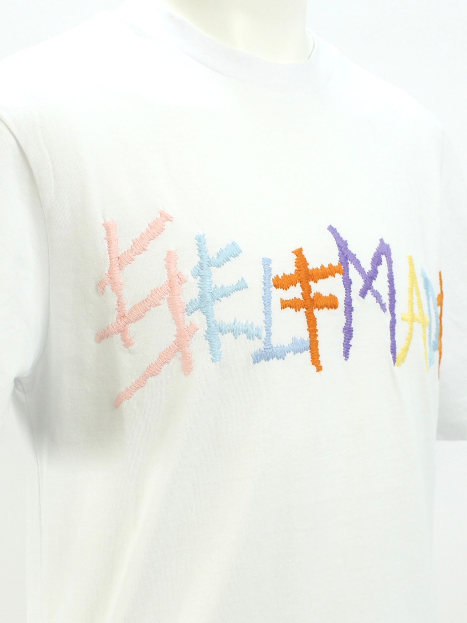 刺繍ロゴ Tシャツ / WHITE T-SHIRT WITH MULTICOLOR LOGO / ホワイト × マルチ