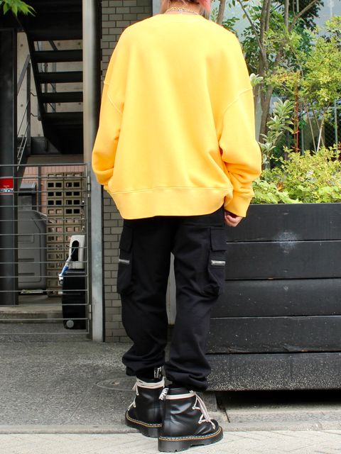 鮮やかな黄色が決め手!ハイエンドなストリートスタイル