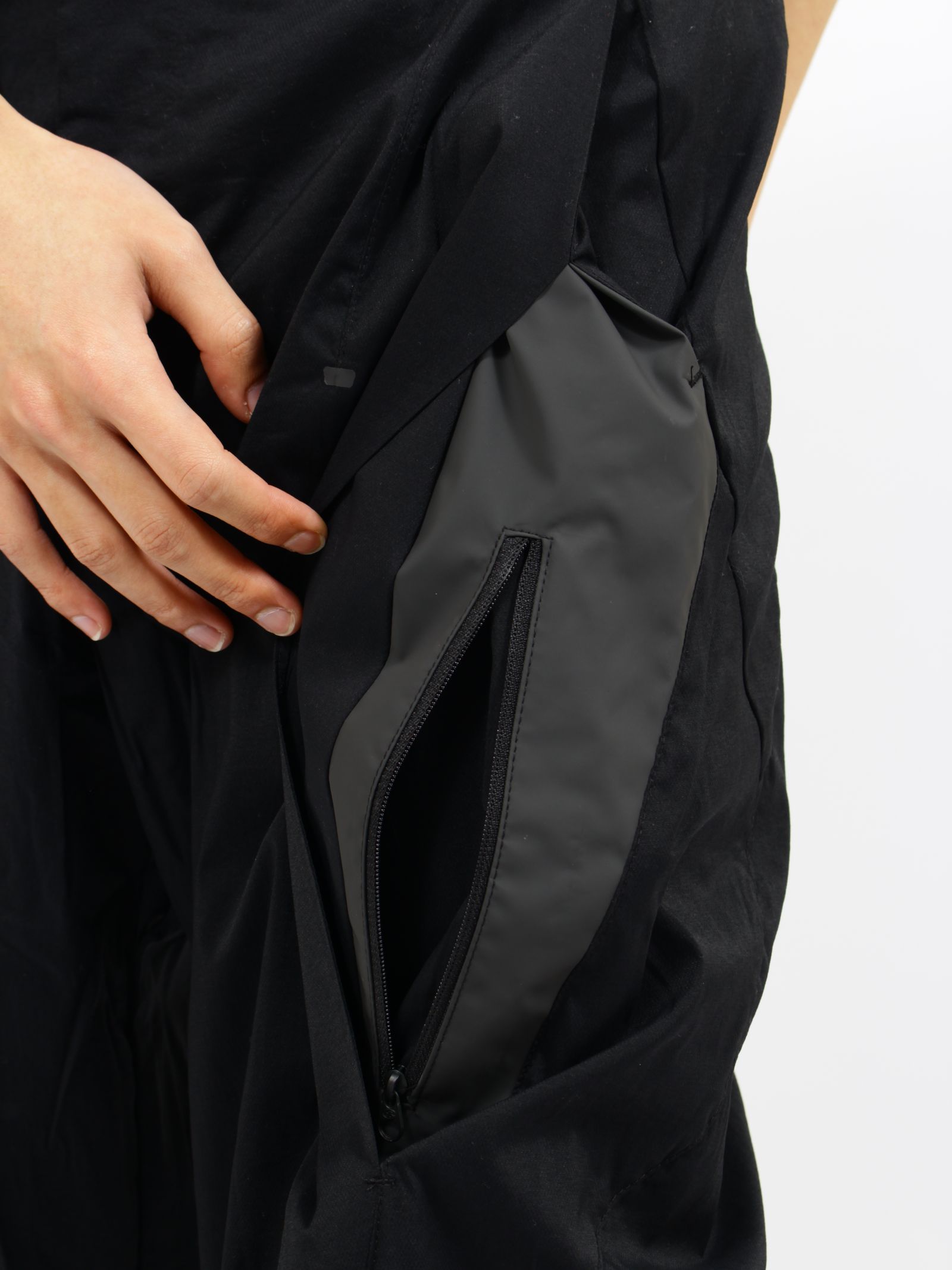 【26SS】ウェーブ テーパード パンツ / WEAVE TAPED PANTS / ブラック