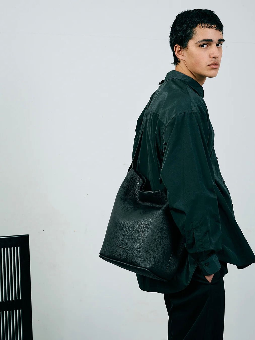 エッセンシャル デイリー レザー ホーボー ミディアム ショルダーバック / ESSENTIAL DAYILY LEATHER HOBO MEDIUM / ブラック