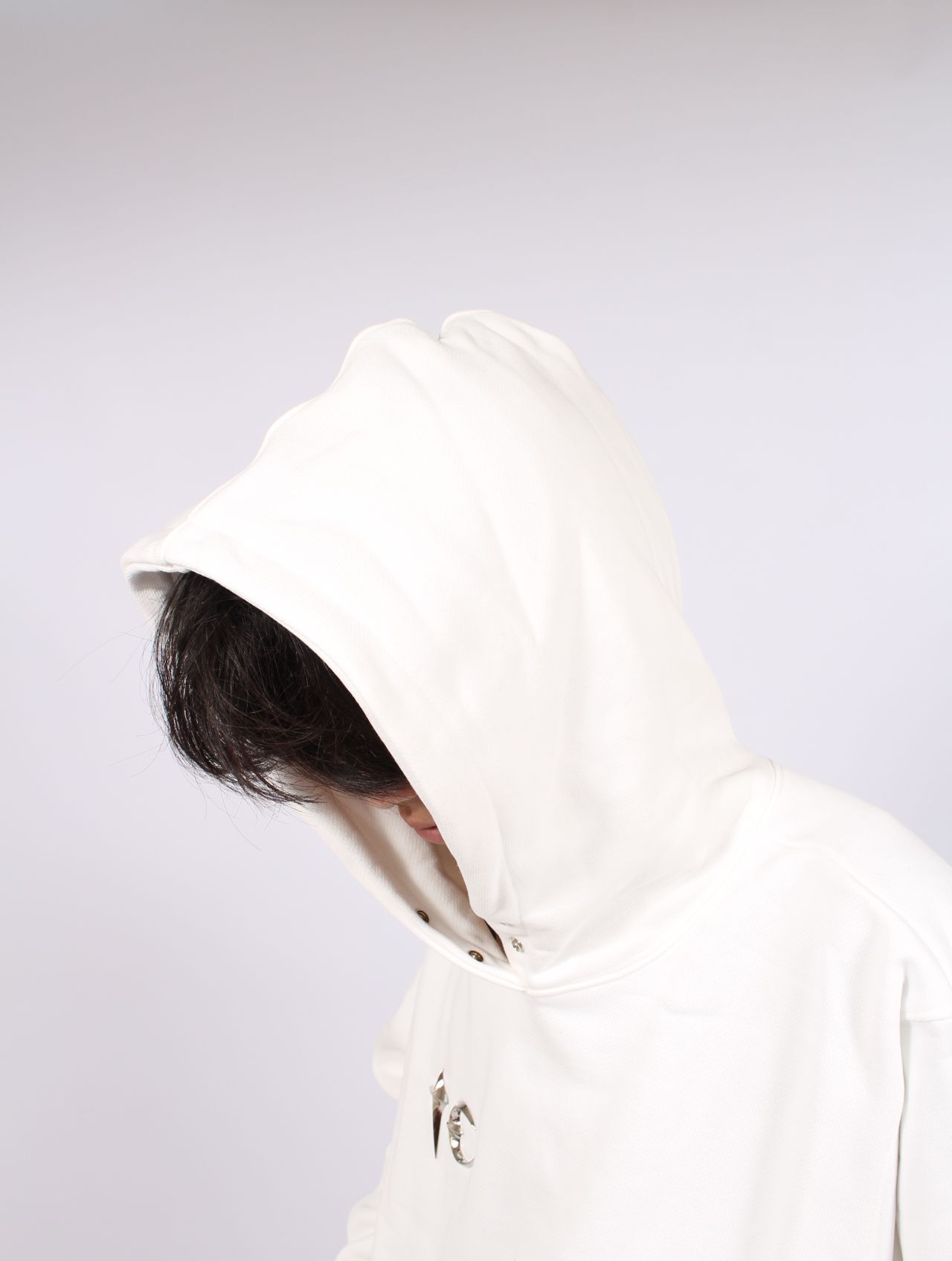 【25AW】アーマー フーディー TCロゴ スタッズ パーカー / ARMOR HOODIE / ホワイト