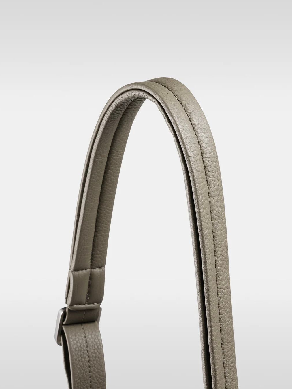 エッセンシャル デイリー レザー ホーボー ミディアム ショルダーバック / ESSENTIAL DAYILY LEATHER HOBO MEDIUM / トープ