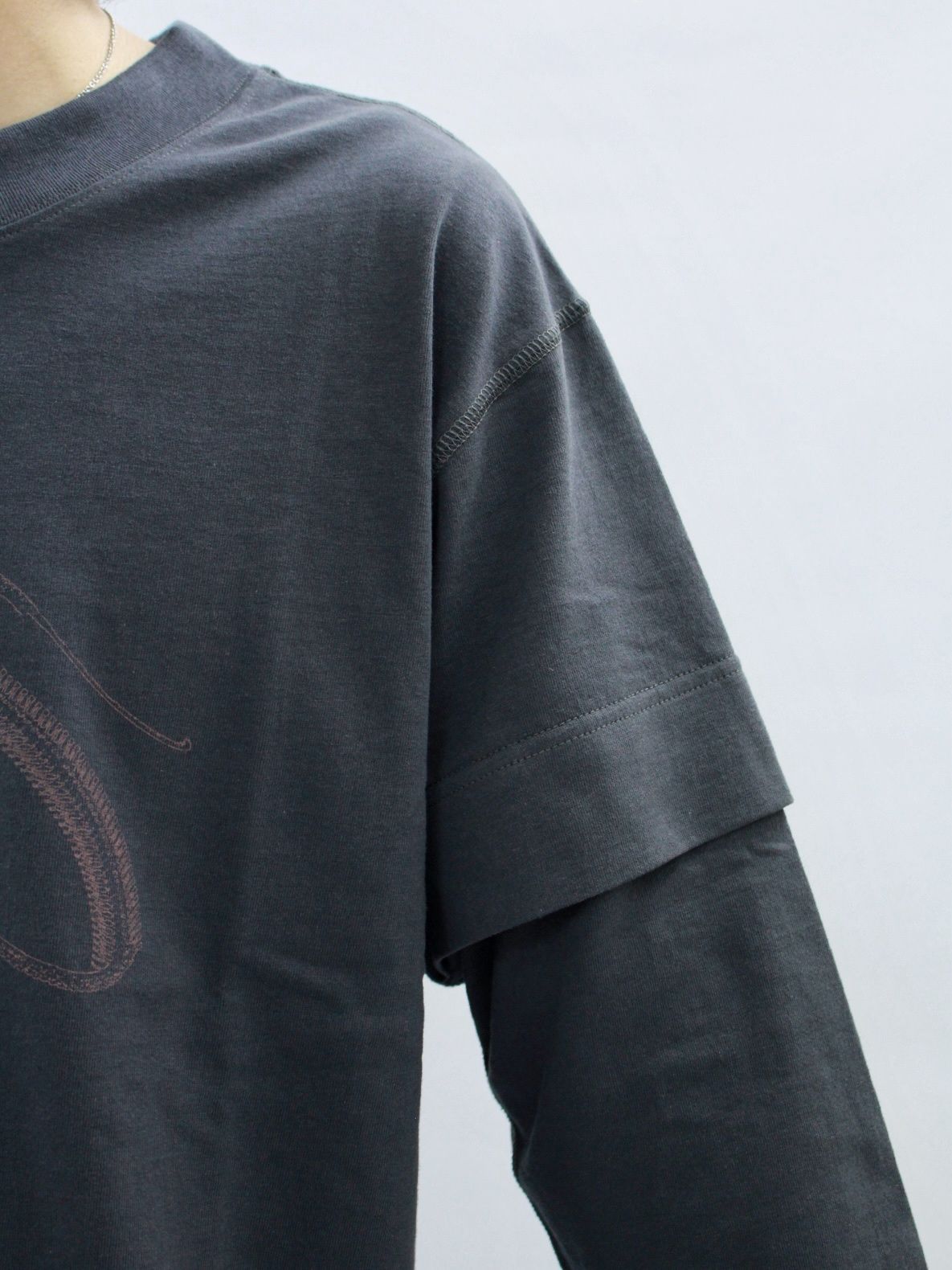 【25AW】25 ロングスリーブ Tシャツ / 25 LS TEE (×Jinjinneedle) / チャコール