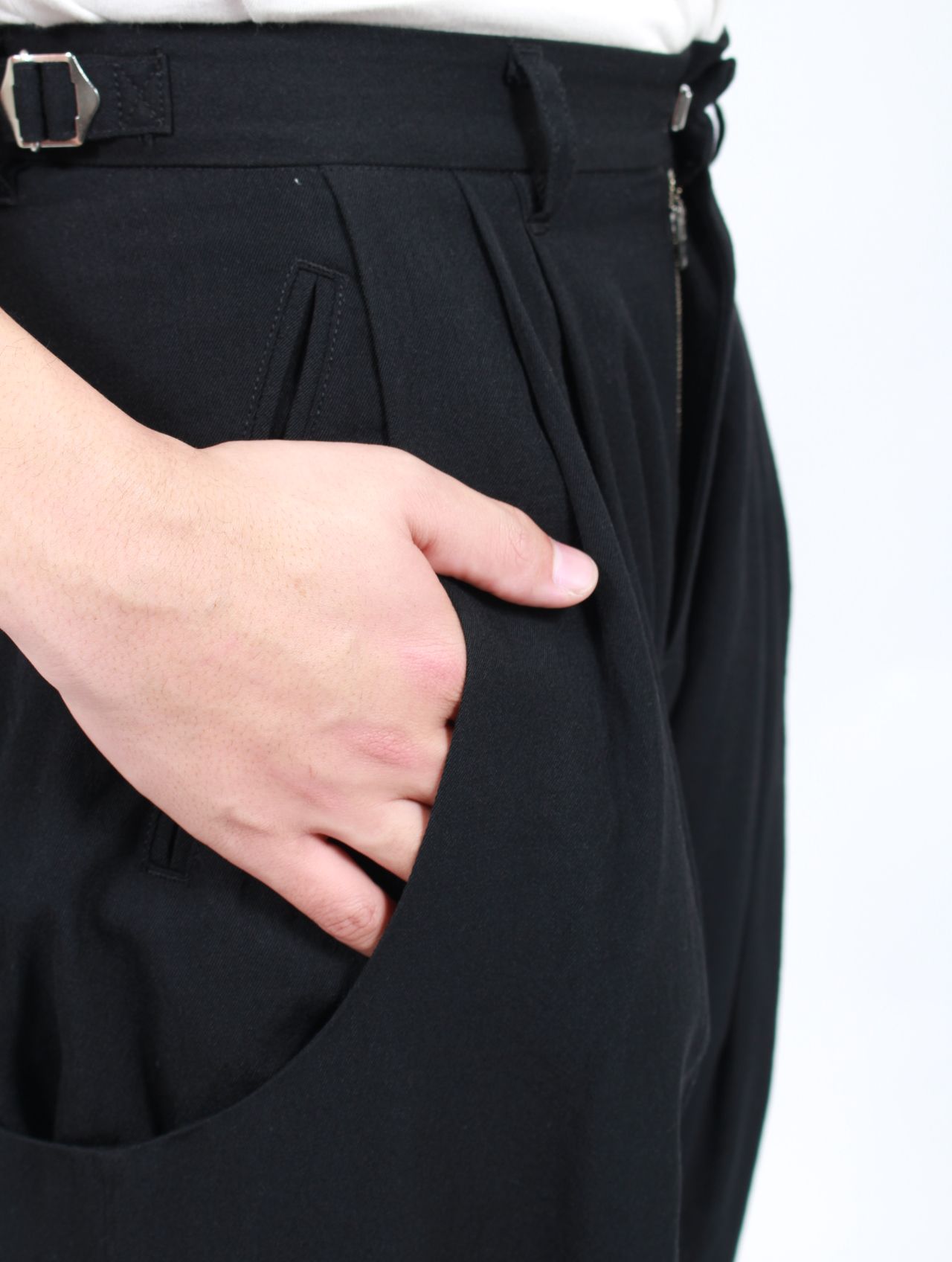 【25SS】2タック カーブド レッグ トラウザー / 2TUCK CURVED LEG TROUSERS / BLACK(ブラック)