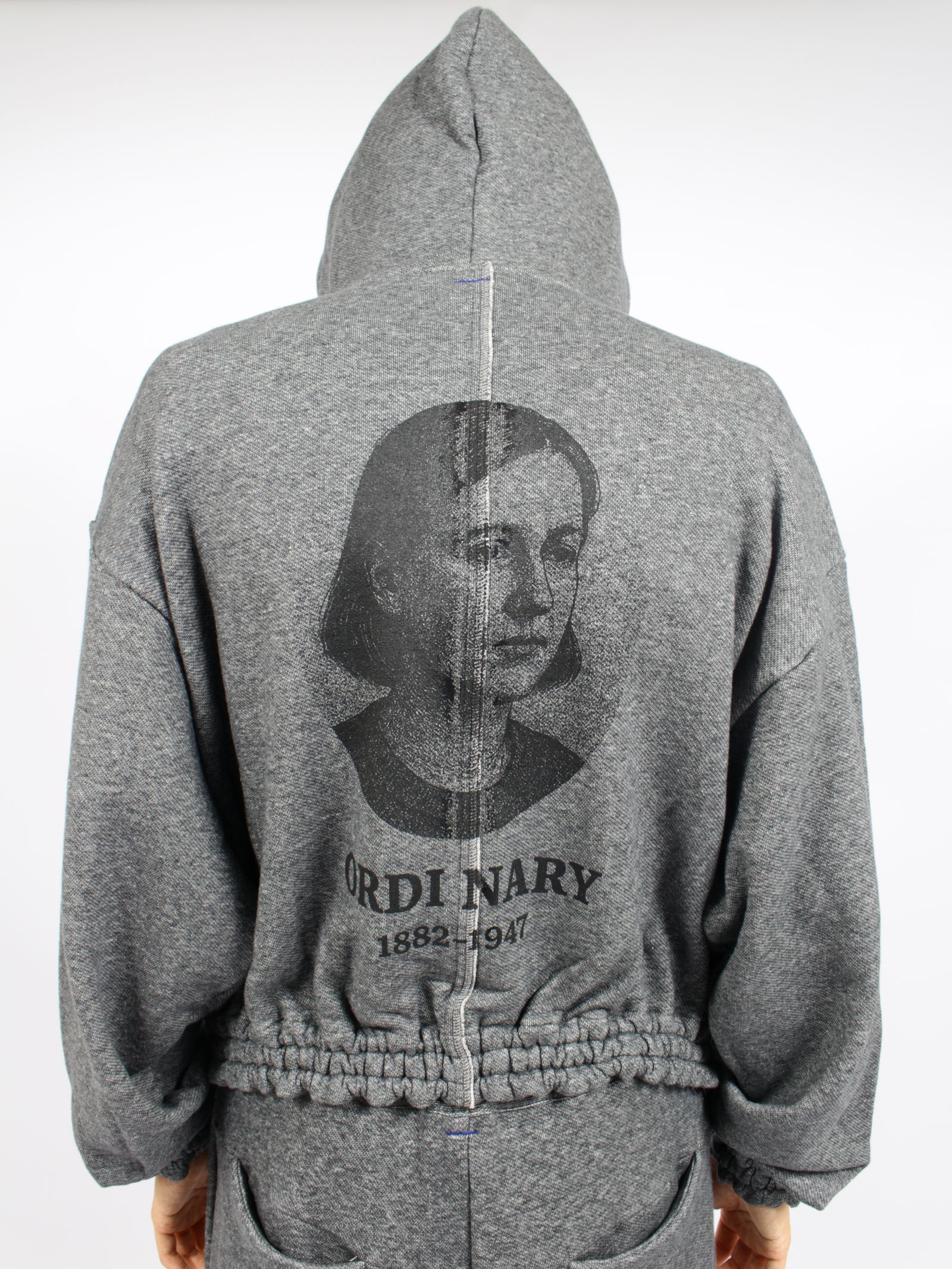 【26AW】オーディナリー ホーム オールド スタイル ジップ フーディ ウィズ プリンティング / ORDINARY HOME OLD STYLE ZIP HOODIE WITH PRINTING / チャコール