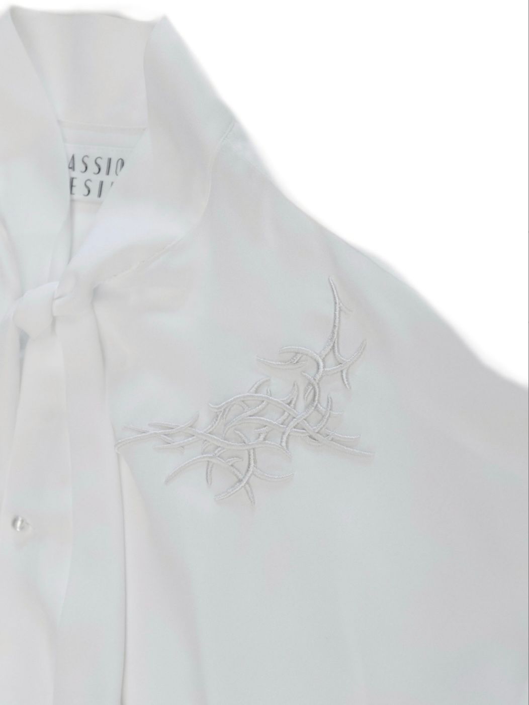 【26SS】3D 刺繍 ボウタイ シャツ / 3D EMBROIDERED BOW TIE SHIRT / ホワイト