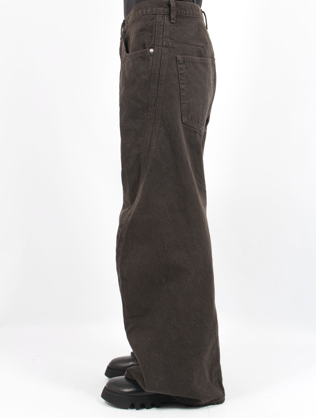 【25AW】 3D ツイステッド ワイド レッグ ジーンズ / 3D TWISTED WIDE LEG JEANS / DARK BROWN(ダーク ブラウン)