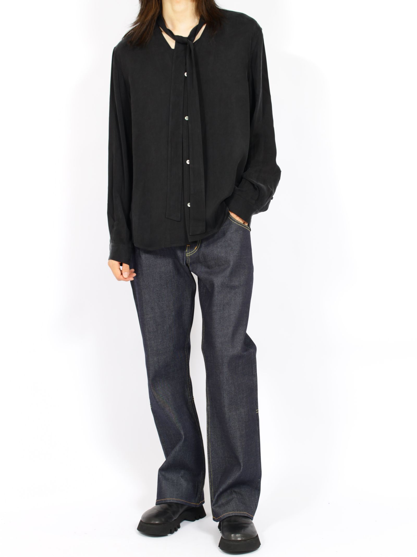 【26AW】Vネック ボウタイ ブラウス 長袖 シャツ / V-NECK BOW TIE BLOUSE .16 / NOIR(ブラック)