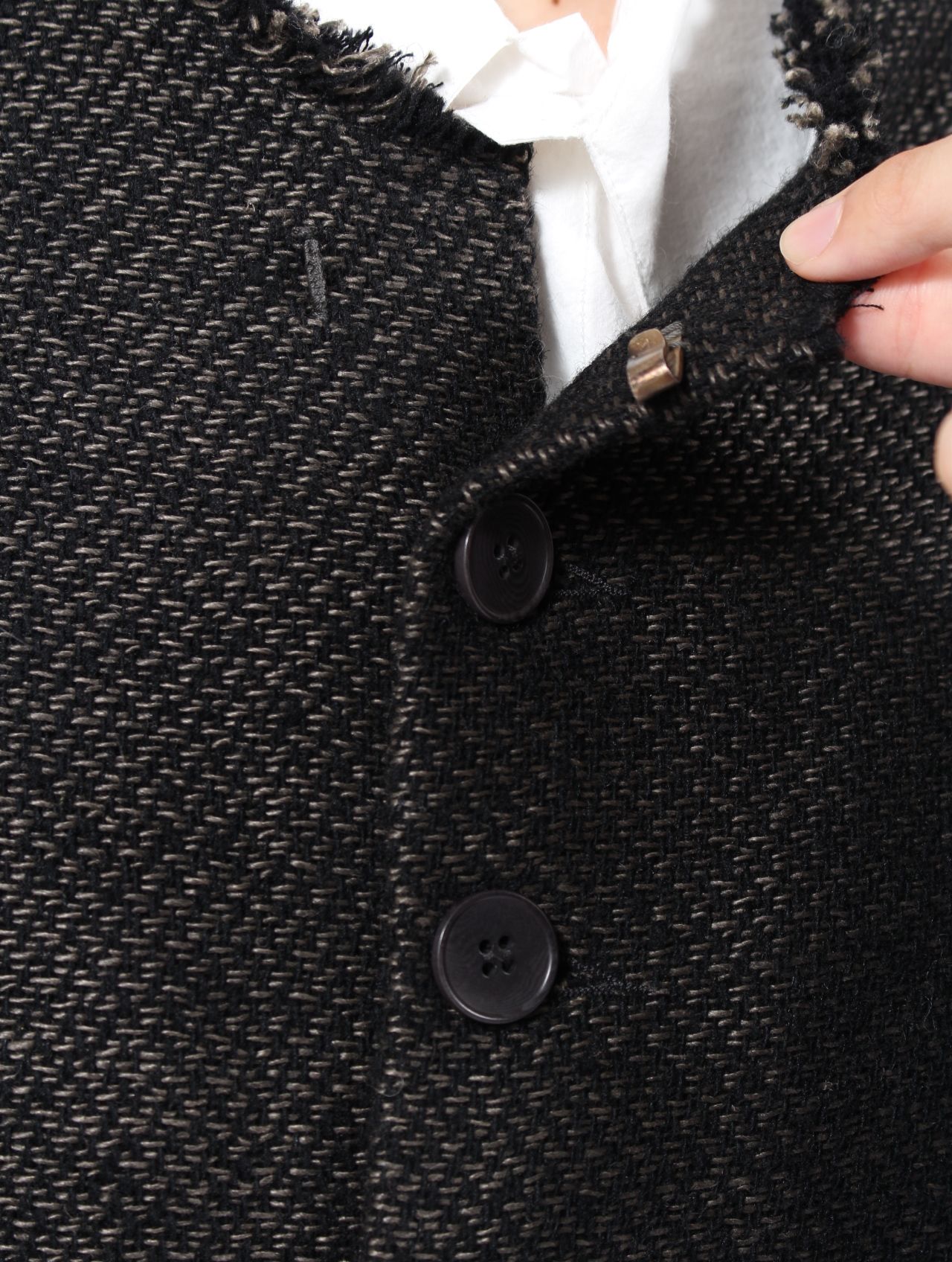 【25AW】ユニセックス フィット ラウンド ネック ショート ジャケット ウィズ 925 シルバー フック クローザー / UNISEX FITTED ROUND NECK SHORT JACKET WITH 925 SILVER HOOK CLOSER / オフブラック