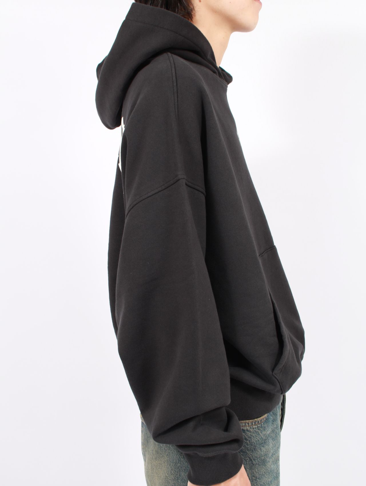 【25AW】バック カーブロゴ ルーズ フーディー パーカー / BACK CURVED LOGO LOOSE HOODY / ブラック×ホワイト
