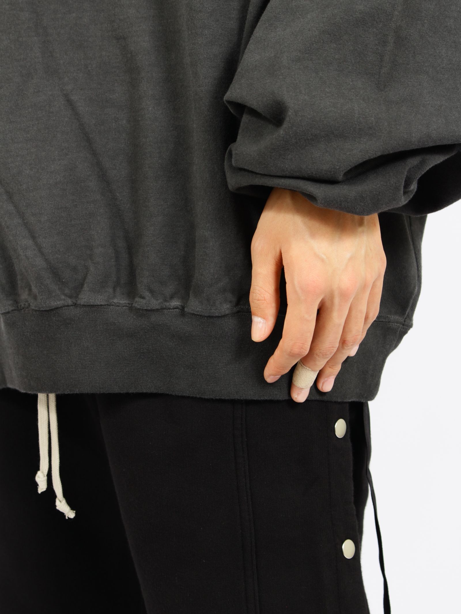 【26AW】ハン クルーネック 長袖 スウェット カットソー / HUN CREWNECK / フェードブラック / シルバー