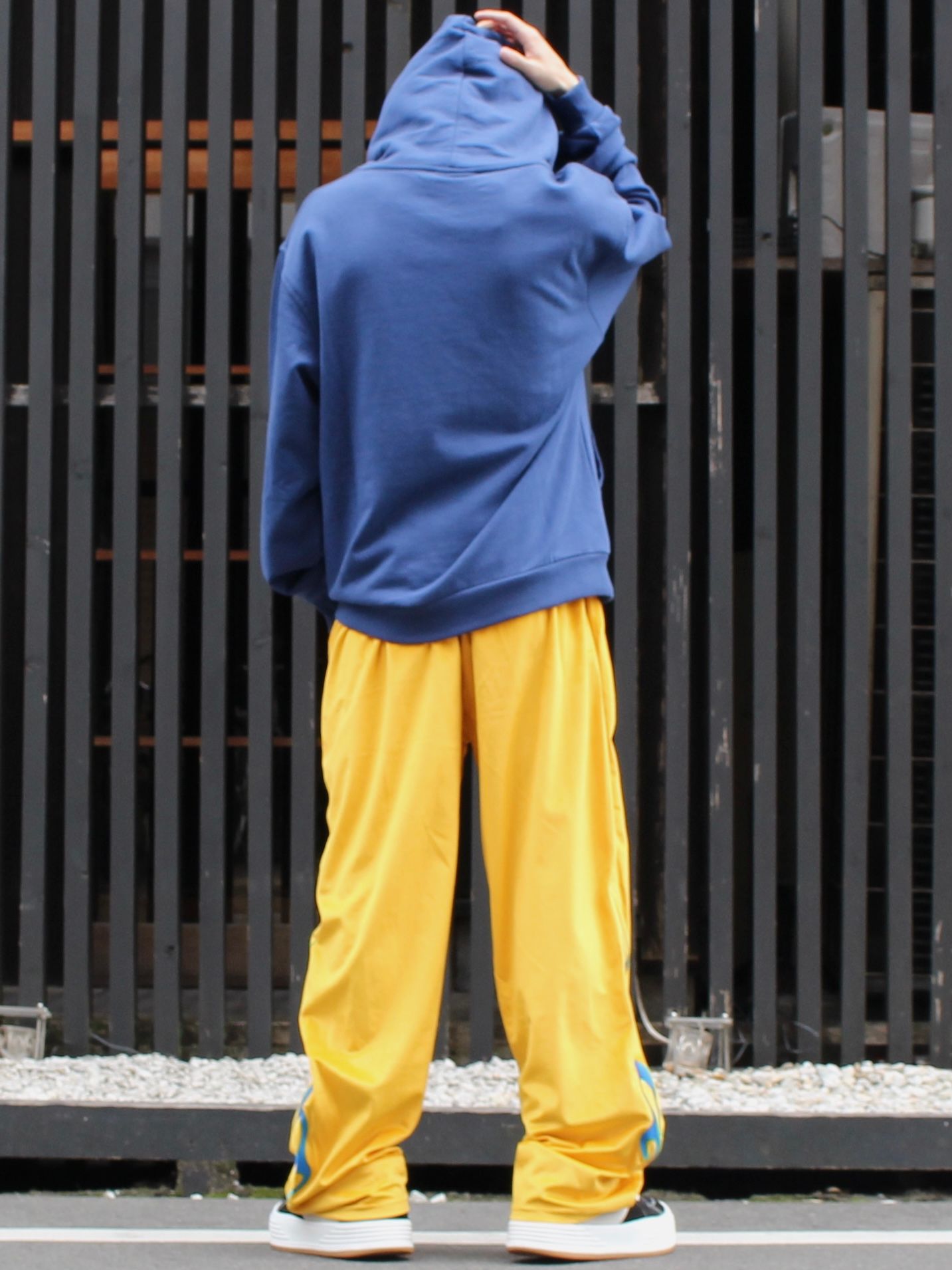刺繍ロゴ フーディー / BLUE NAVY HOODIE WITH MULTICOLOR LOGO / ブルーネイビー × マルチ