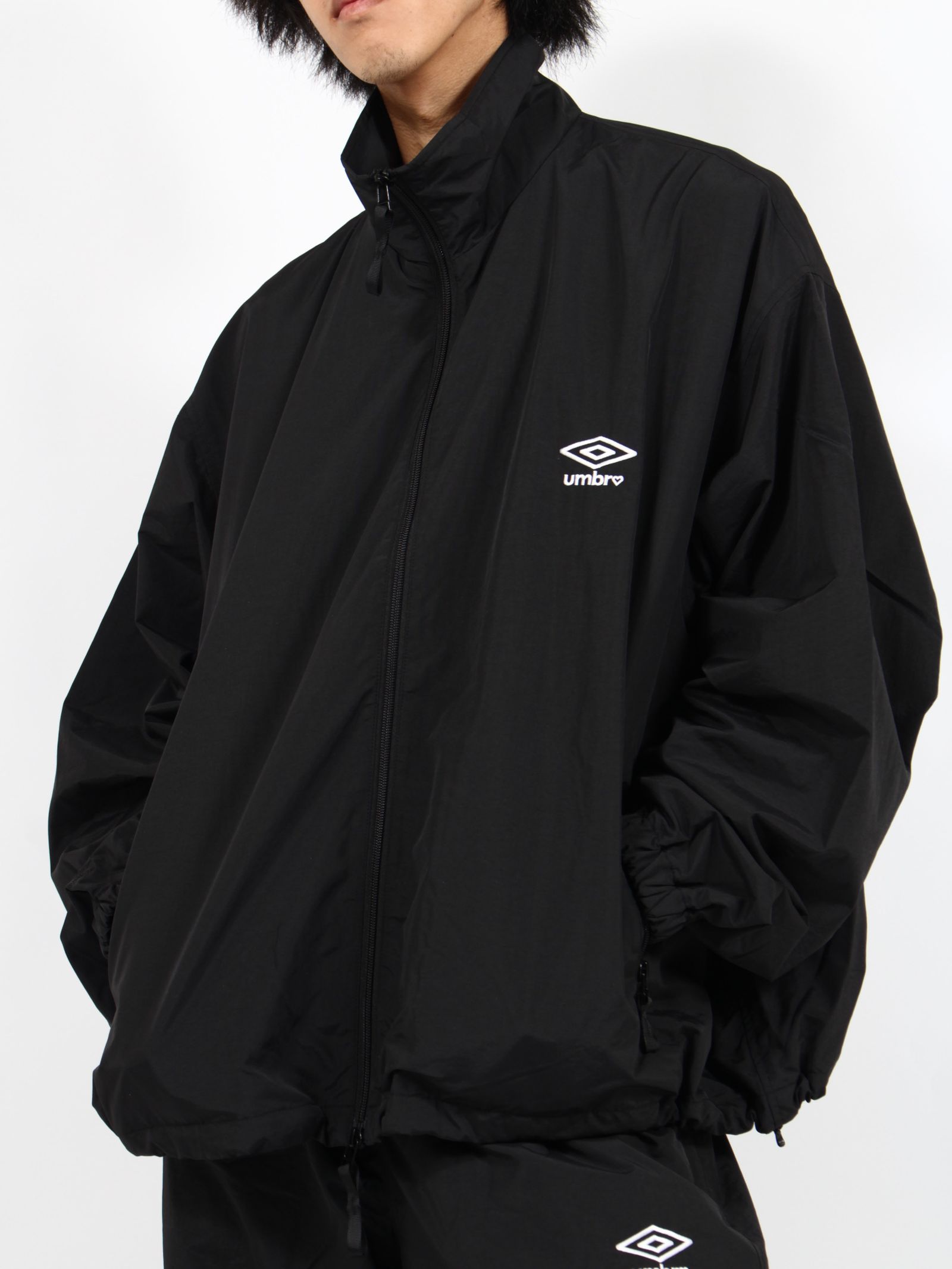 BASICKS - 【24AW】アンブロコラボ トラックジャケット & トラックパンツ / X UMBRO NYLON TRACK JACKET & X  UMBRO NYLON TRACK TROUSER / ブラック | STORY