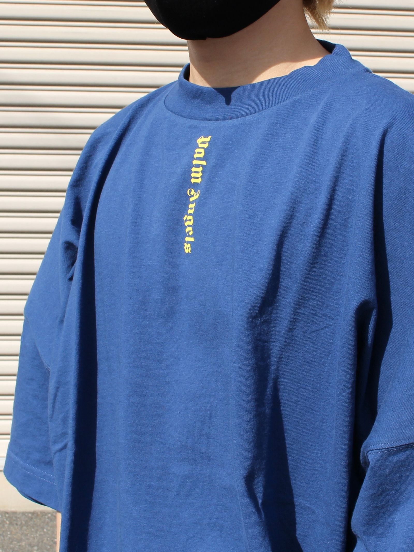 【Palm Angels】新作縦ロゴオーバーTシャツを取り入れたストリートスタイル