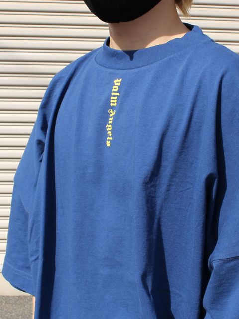 【Palm Angels】新作縦ロゴオーバーTシャツを取り入れたストリートスタイル