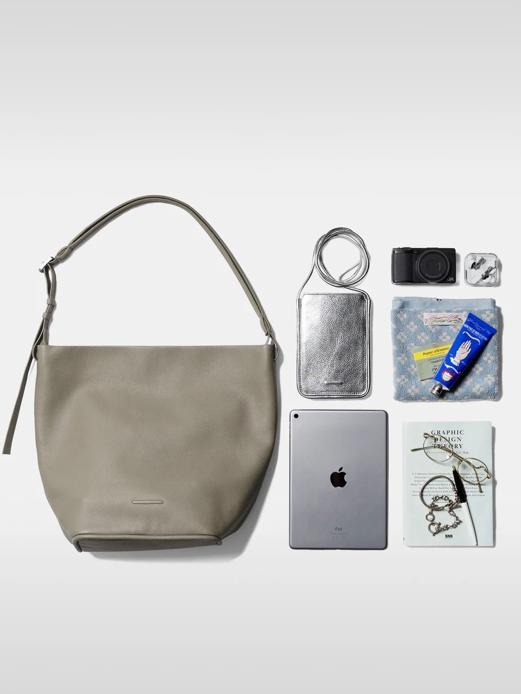 エッセンシャル デイリー レザー ホーボー ミディアム ショルダーバック / ESSENTIAL DAYILY LEATHER HOBO MEDIUM / トープ