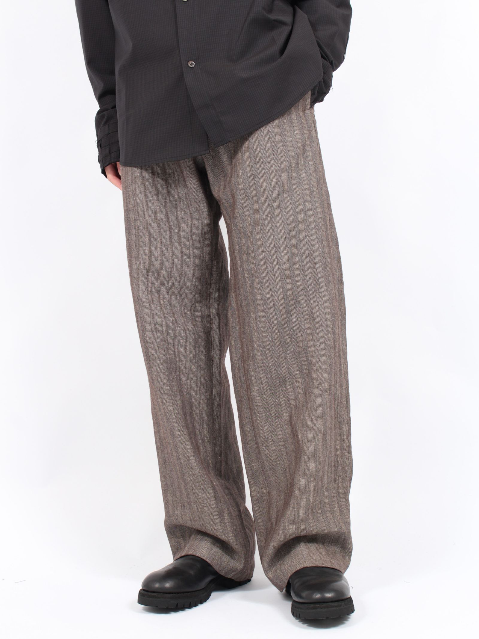 【24AW】アジャスタブル バックプレート ワイドフィット トラウザー / ADJUSTABLE BACK PLEATS WIDE FIT TROUSERS / ブラウン