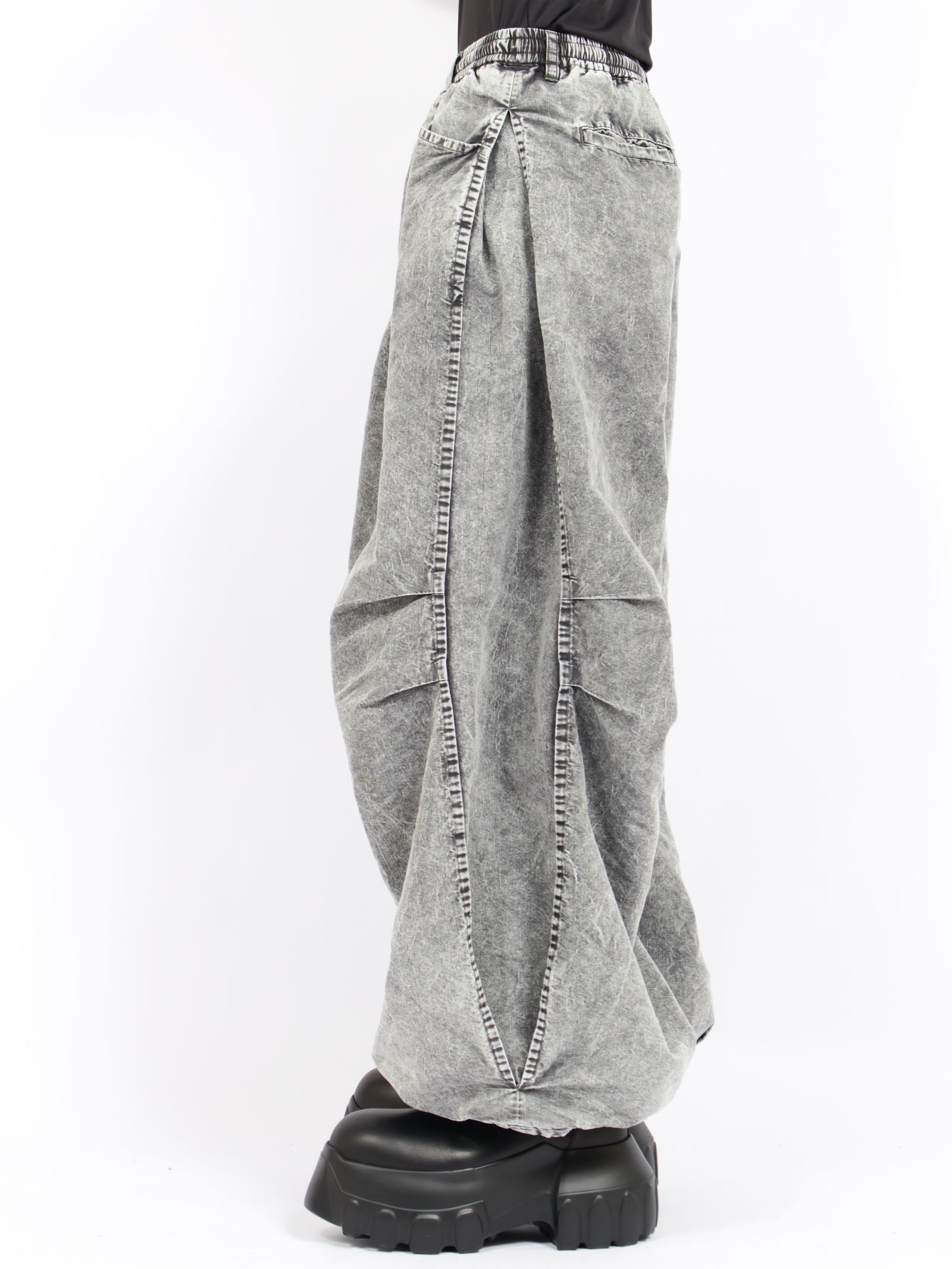 【26AW】タックド バルーン デニム / TUCKED BALLOON DENIM / ライト グレー