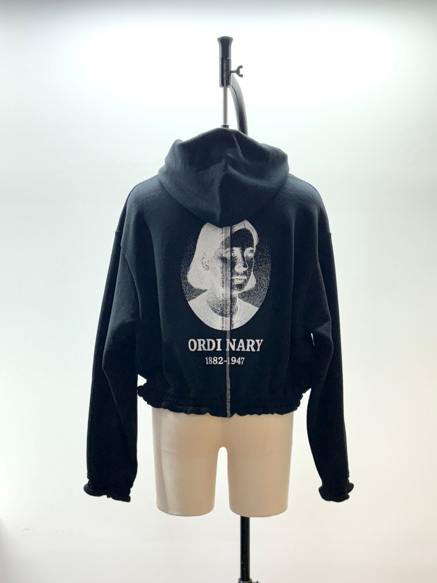 【26AW】オーディナリー ホーム オールド スタイル ジップ フーディ ウィズ プリンティング / ORDINARY HOME OLD STYLE ZIP HOODIE WITH PRINTING / ブラック