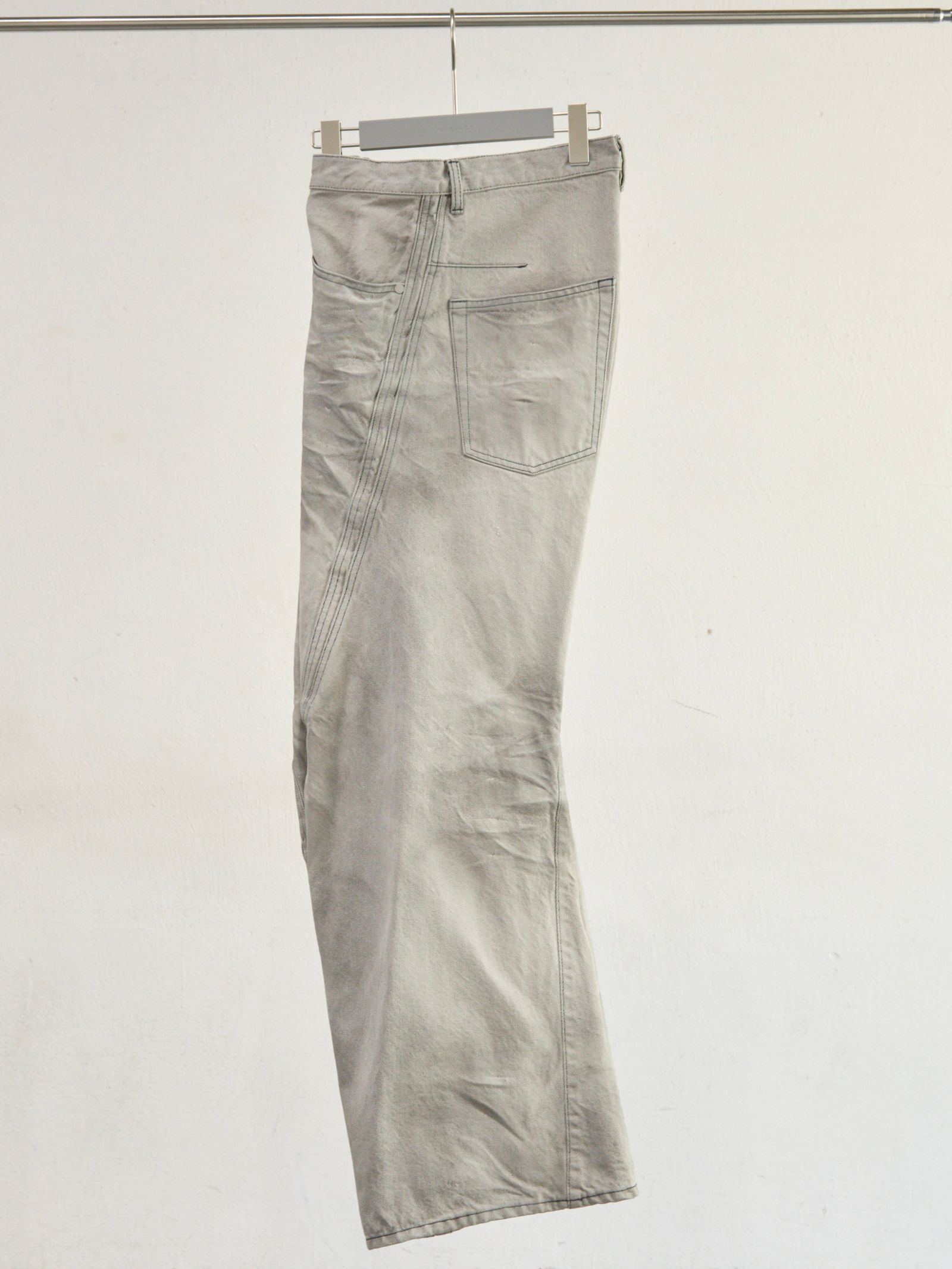 【26SS】 3D ツイステッド ワイド レッグ ジーンズ デニム パンツ / 3D TWISTED WIDE LEG JEANS / LIGHT FADED GREY (グレー)
