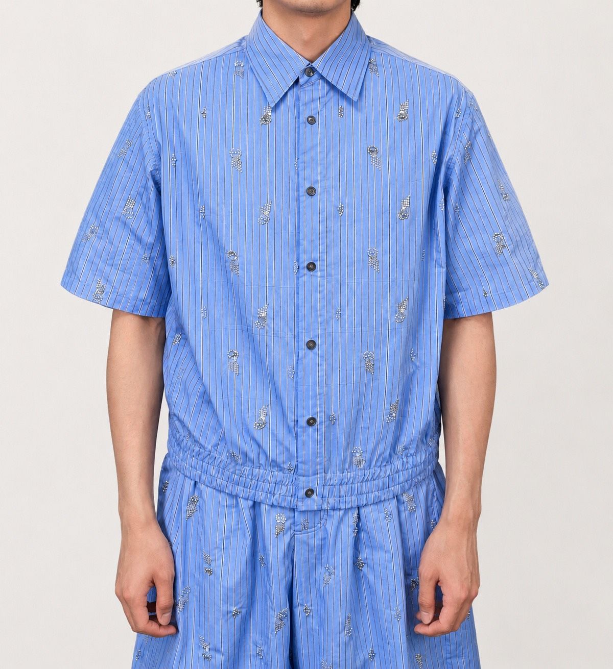 【27SS】オールオーバー エンブロイダード ストライプ シャツ ビーズ刺繍 半袖 シャツ / ALL-OVER EMBROIDERED STRIPE SHIRT / ブルー