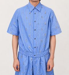 【27SS】オールオーバー エンブロイダード ストライプ シャツ ビーズ刺繍 半袖 シャツ / ALL-OVER EMBROIDERED STRIPE SHIRT / ブルー
