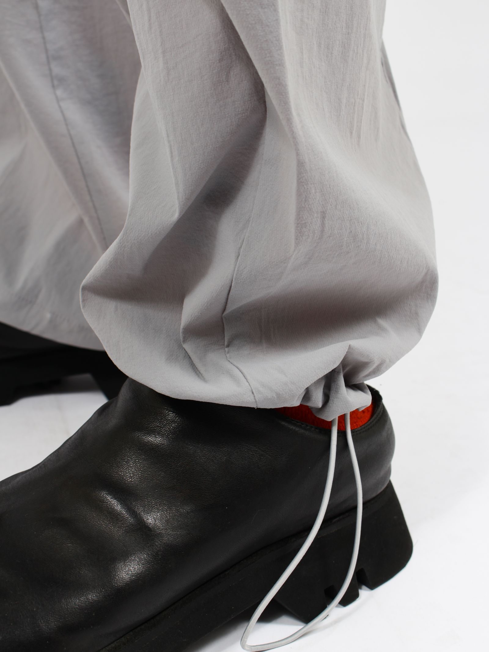 【26SS】ウェーブ テーパード パンツ / WEAVE TAPED PANTS / グレー