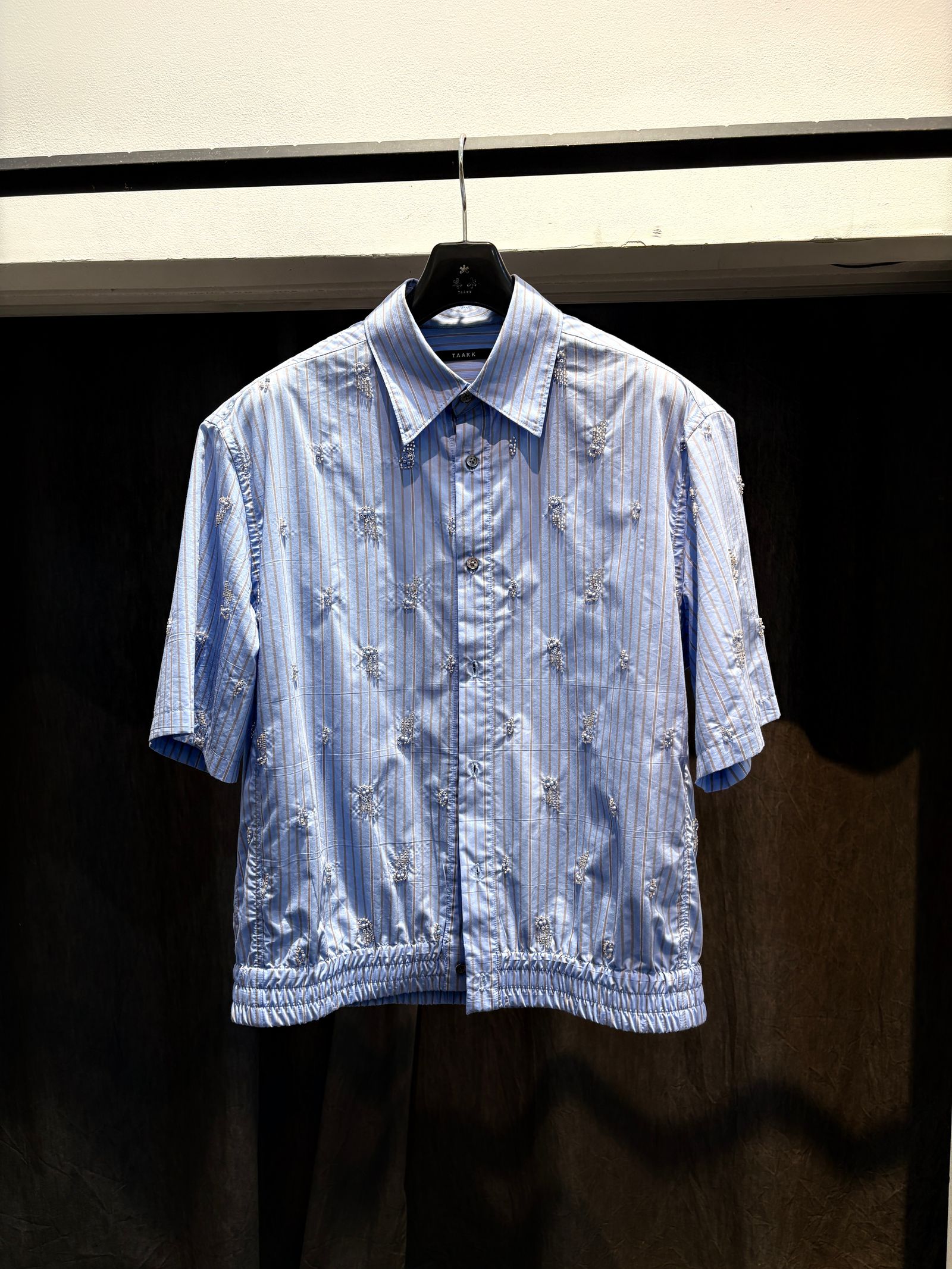 【27SS】オールオーバー エンブロイダード ストライプ シャツ ビーズ刺繍 半袖 シャツ / ALL-OVER EMBROIDERED STRIPE SHIRT / ブルー