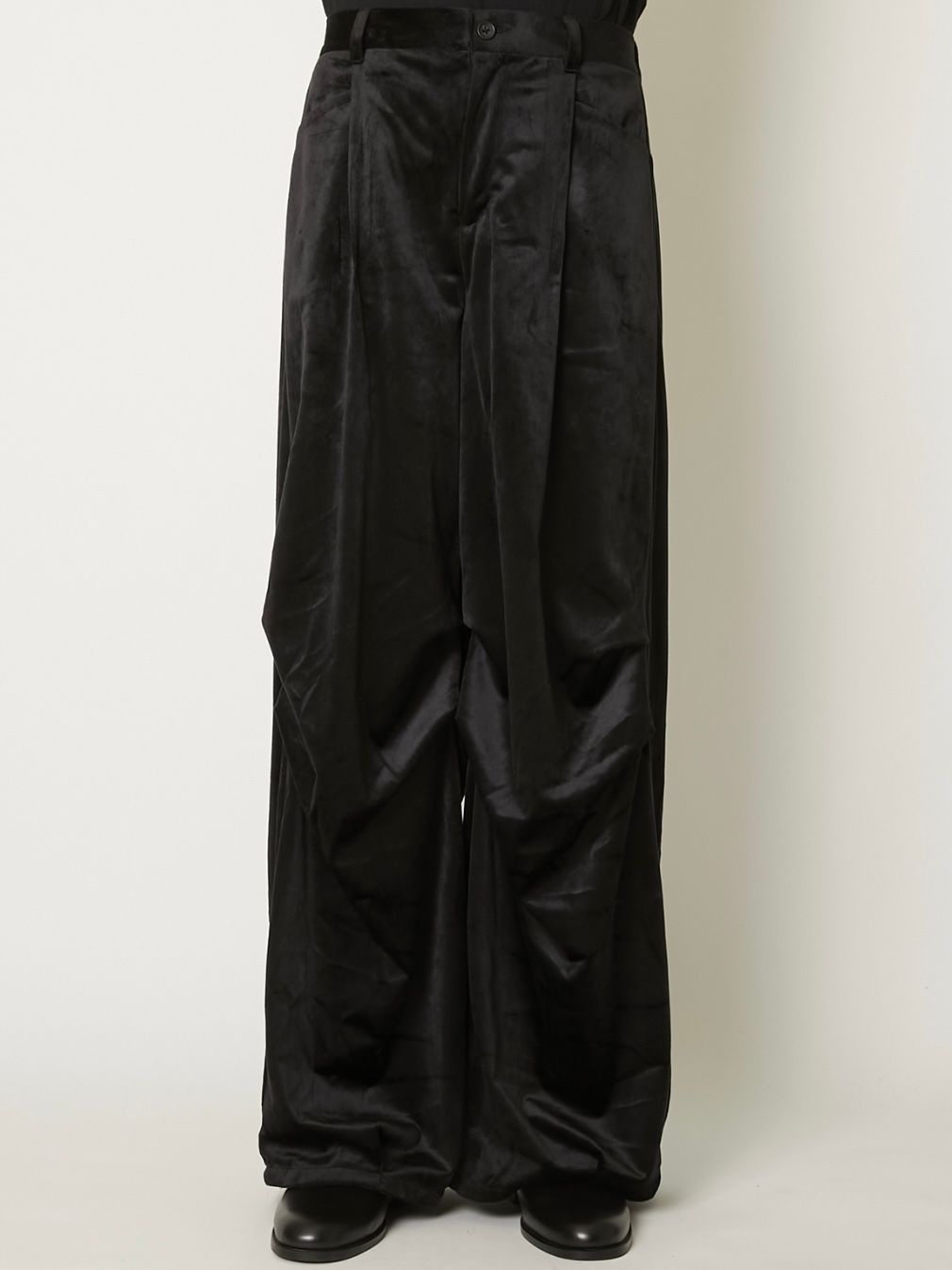 【26AW】ドレープド ヴェルベット タック パンツ / DRAPED VELVET TUCK PANTS / ブラック