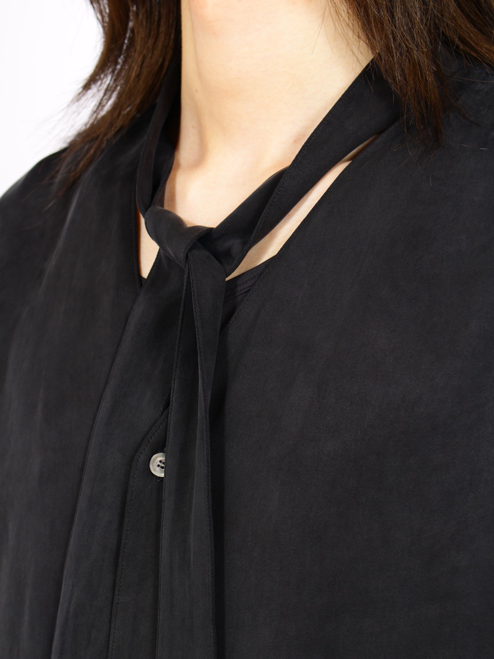 【26AW】Vネック ボウタイ ブラウス 長袖 シャツ / V-NECK BOW TIE BLOUSE .16 / NOIR(ブラック)
