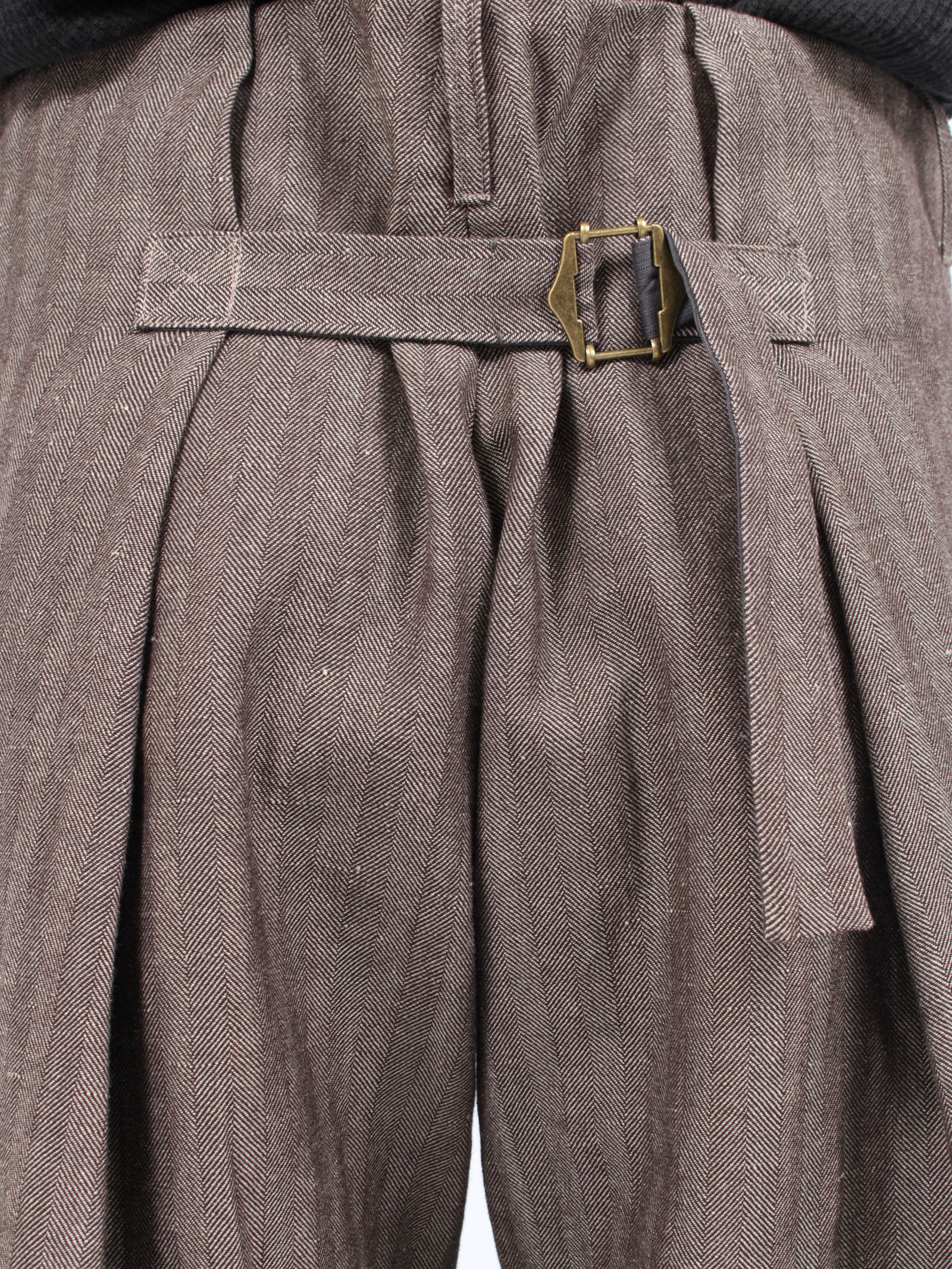 【24AW】アジャスタブル バックプレート ワイドフィット トラウザー / ADJUSTABLE BACK PLEATS WIDE FIT TROUSERS / ブラウン