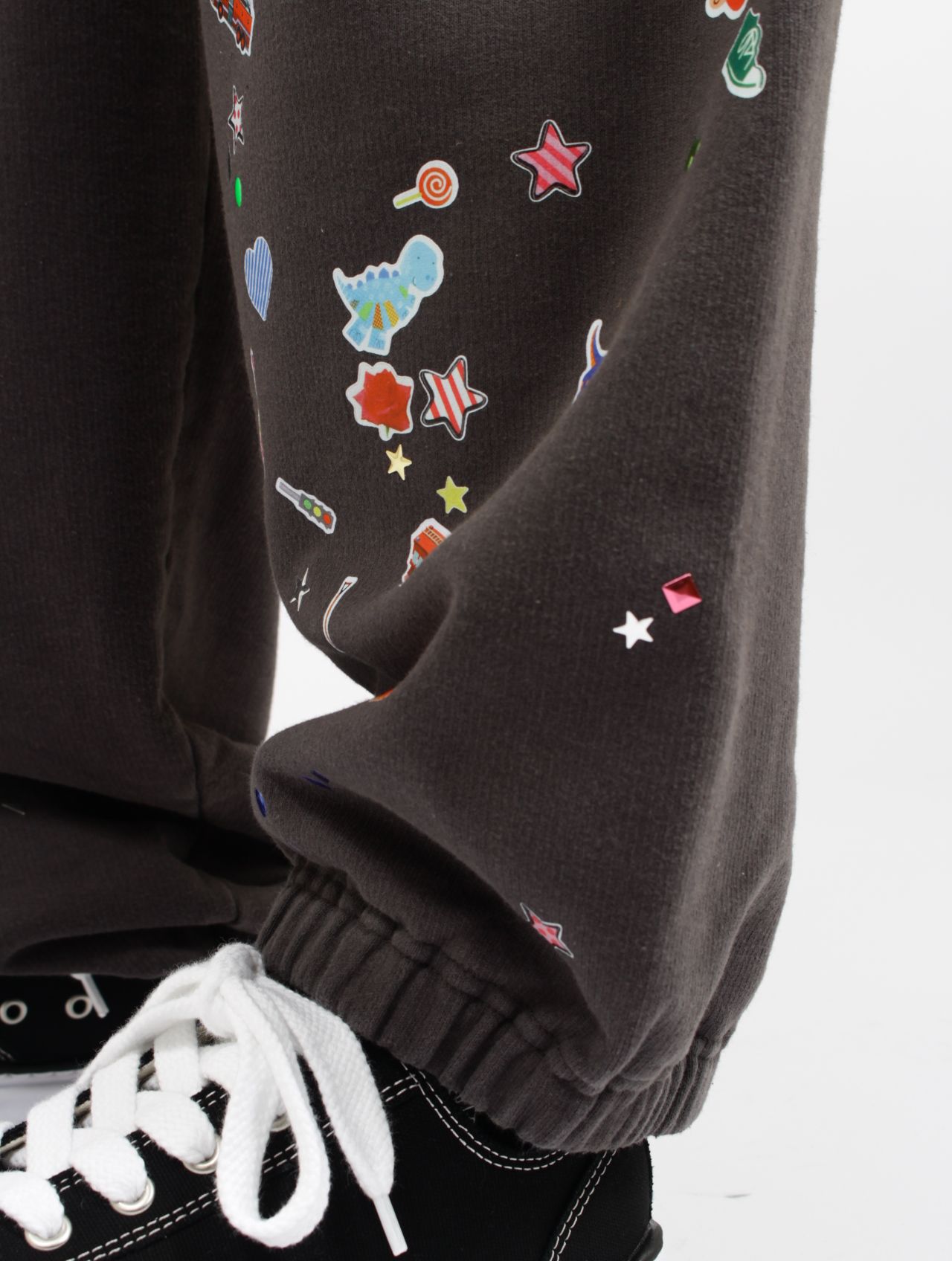 【26SS】ステッカーデザイン スウェット パンツ / KIDS STICKER PANTS / ブラック