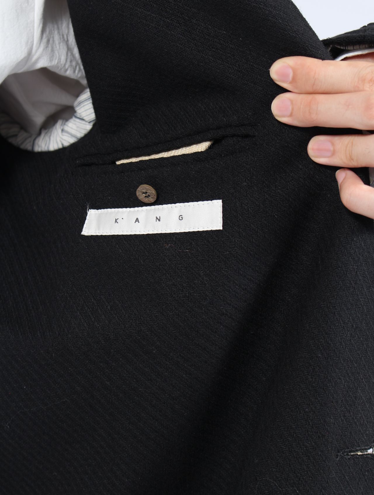 【25AW】ユニセックス リラックス フィット アジャスダブル フロント ダブル パネル コート / UNISEX RELAXED FIT ADJUSTABLE FRONT DOUBLED PANEL COAT / オフホワイト+オフブラック