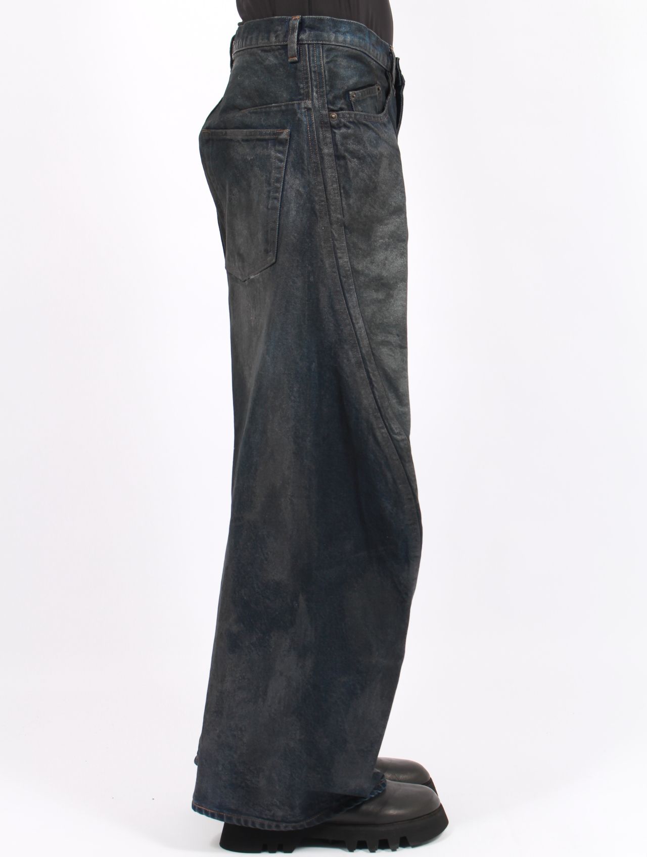 【25AW】 3D ツイステッド ワイド レッグ ジーンズ / 3D TWISTED WIDE LEG JEANS / LUSTER COATED DARK INDIGO(ダーク インディゴ)