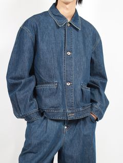 【25SS】マニプレート ドレープ ポケット ウォッシュド デニム ジャケット / MANIPULATION DRAPE POCKET WASHED DENIM JACKET / ウォッシュインディゴ