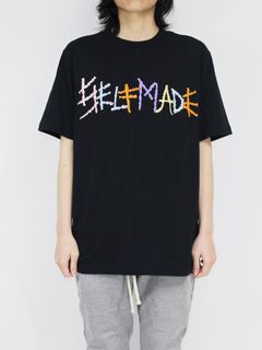 刺繍ロゴ Tシャツ / BLACK T-SHIRT WITH MULTICOLOR LOGO / ブラック × マルチ