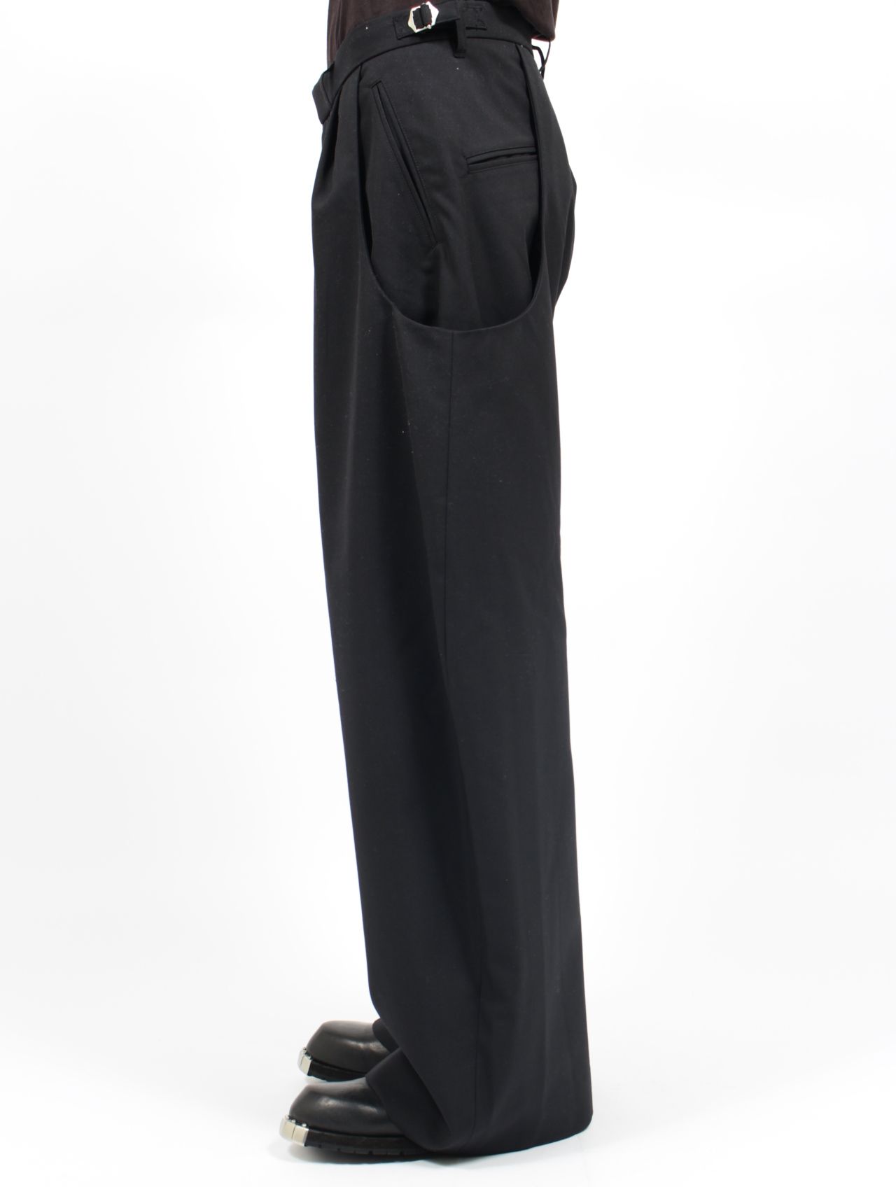 【25AW】 カーブド レッグ ユーティリティ トラウザーズ / CURVED LEG UTILITY TROUSERS / BLACK(ブラック)