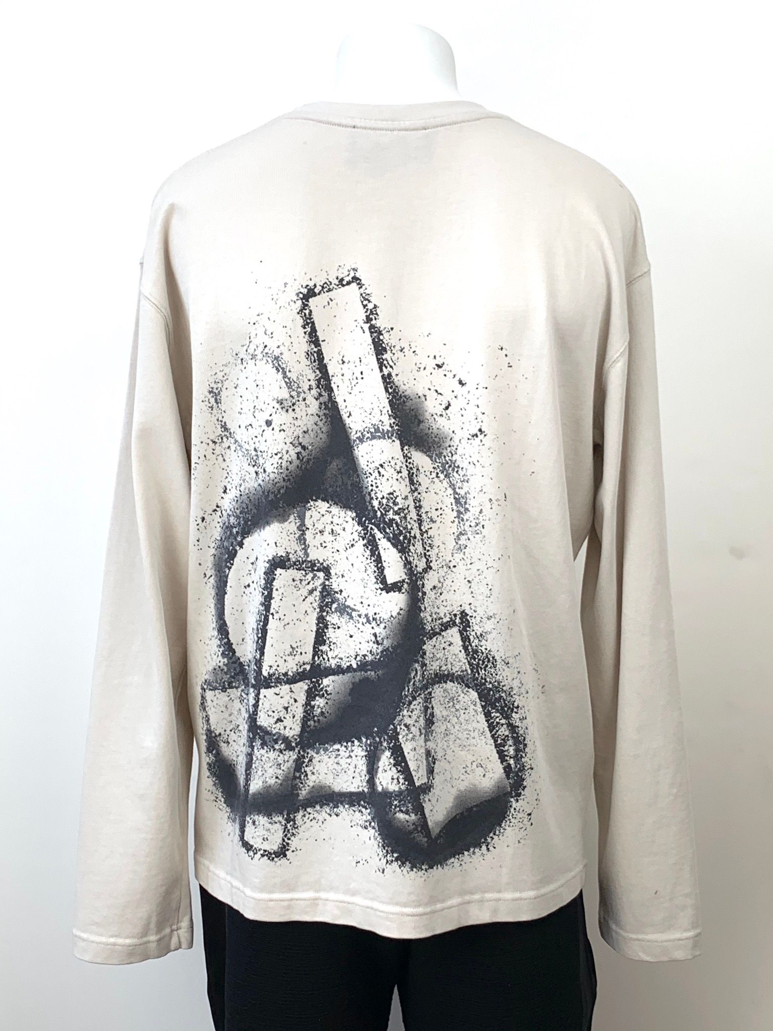 バックペイント ロングスリーブ ジャージTシャツ / COTTON SINGLE JERSEY STONE STENCIL LONG SLEEVE T-SHIRT / ベージュ × ブラック
