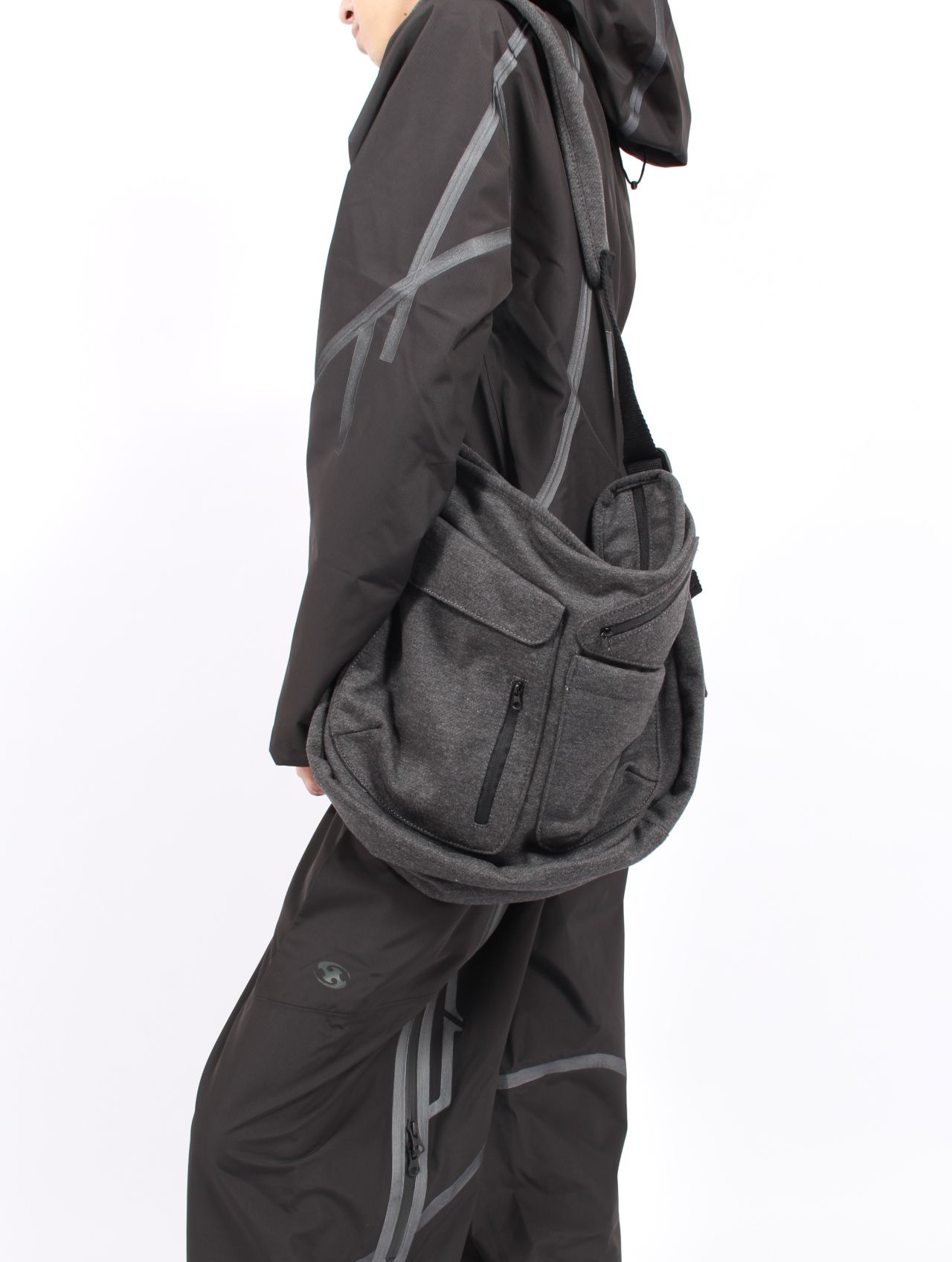 【25AW】ウール ボディー バッグ / WOOL BODY BAG / チャコール