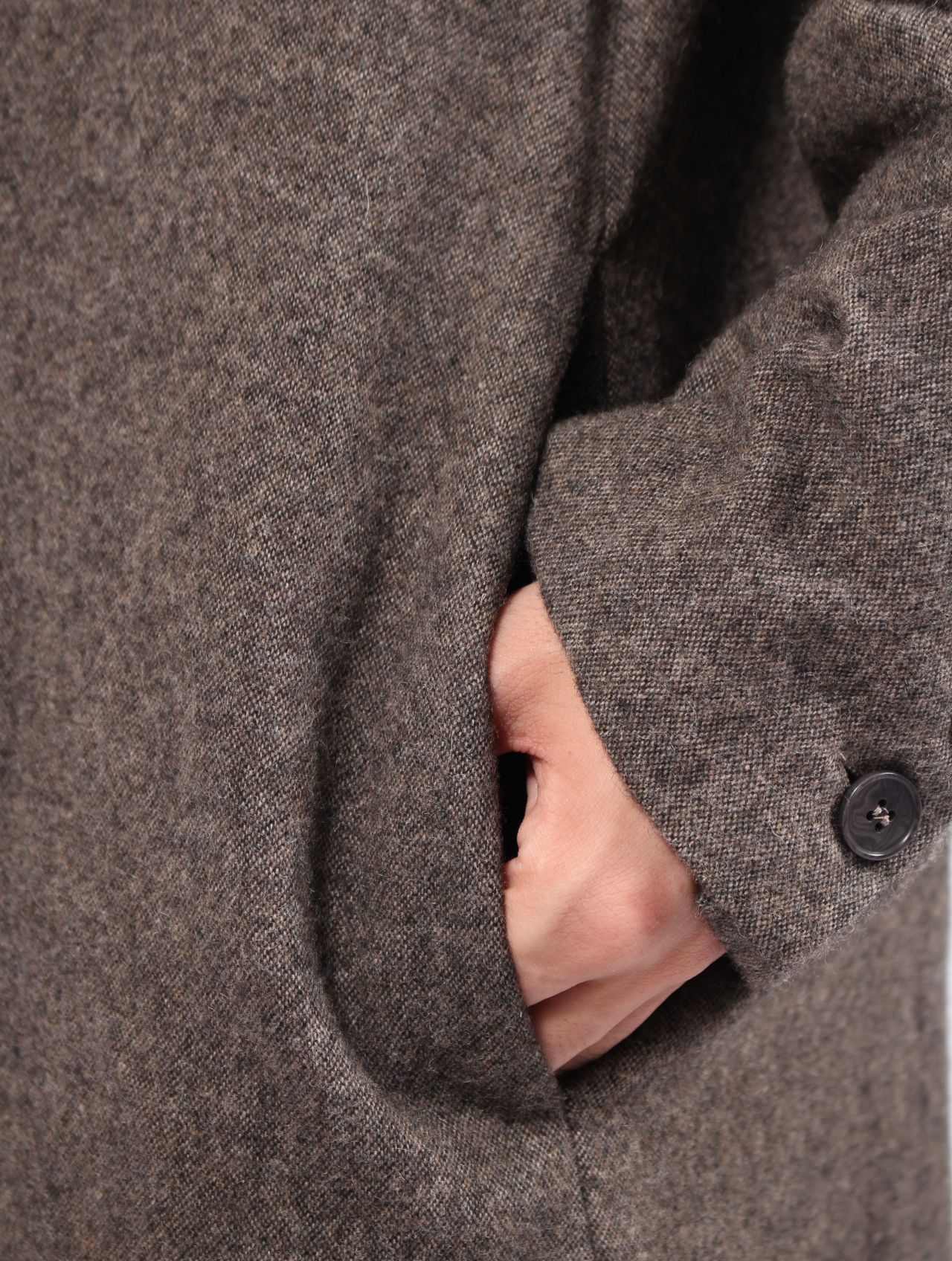 【25AW】ユニセックス ミッド フィット ダスト コート 925 シルバー フック クローザー / UNISEX MID FIT DUST COAT WITH 925 SILBER HOOK CLOSER / ブラウン