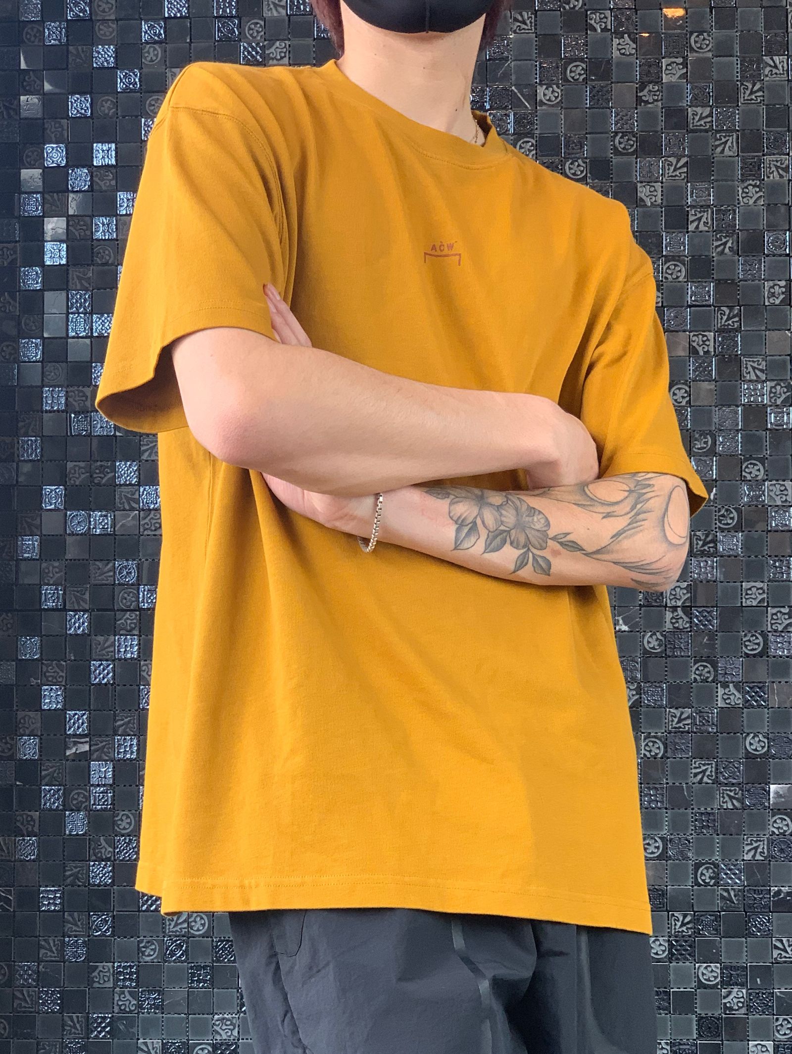 バックペイント ジャージTシャツ / COTTON SINGLE JERSEY SAFFRON EROSION T-SHIRT / サフラン × ブラウン