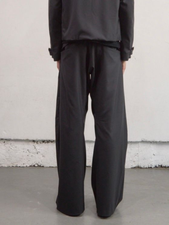 【26SS】 2タック カーブド レッグ トラウザー / 2TUCK CURVED LEG TROUSERS / BLACK(ブラック)