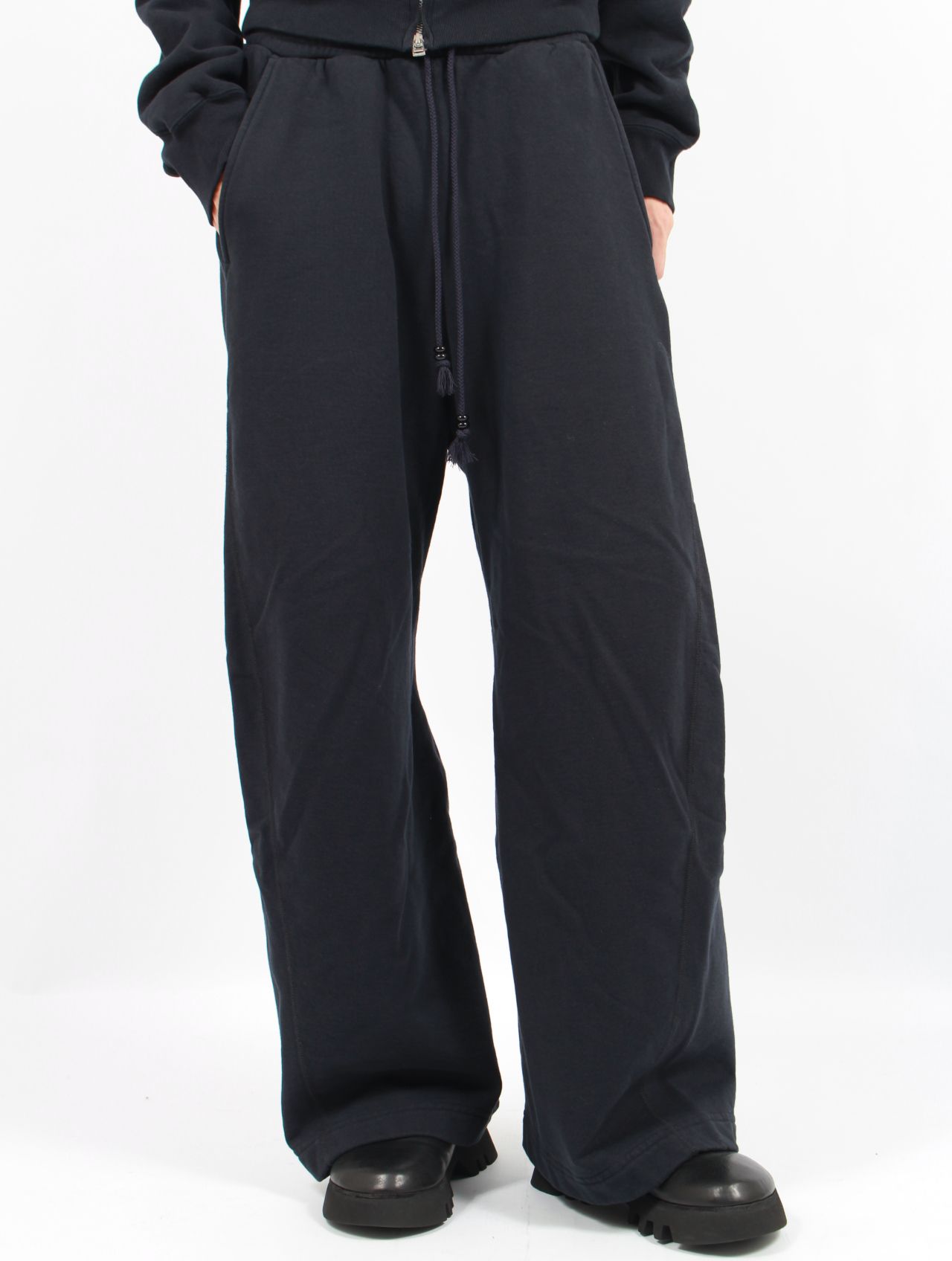【25AW】 3D ツイステッド ラウンジ パンツ スウェット パンツ / 3D TWISTED LOUNGE PANTS / BLACK(ブラック)