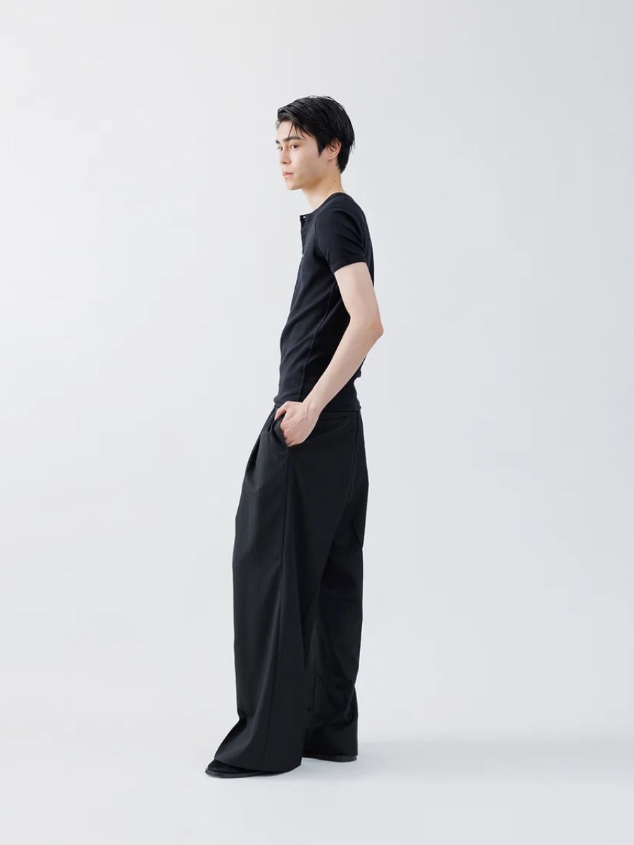 【26AW】 ストライプ ウール スリータック バギー トラウザーズ / STRIPE WOOL 3TUCK BAGGY TROUSERS .16 / ブラック