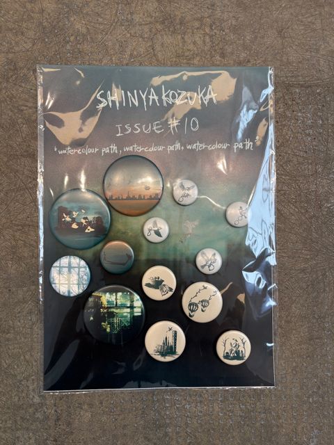 【27SS】シーズン テーマ ISSUE#9 ブランド バッジ / ISSUE#10