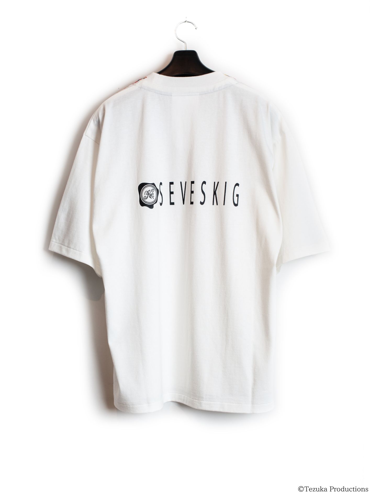 【25SS】ジャングル大帝 コラボ ネックレスプリント Tシャツ / SEVESKIG vs JUNGLE EMPEROR LEO S/SL TEE Ver, Toys necklace / ホワイト