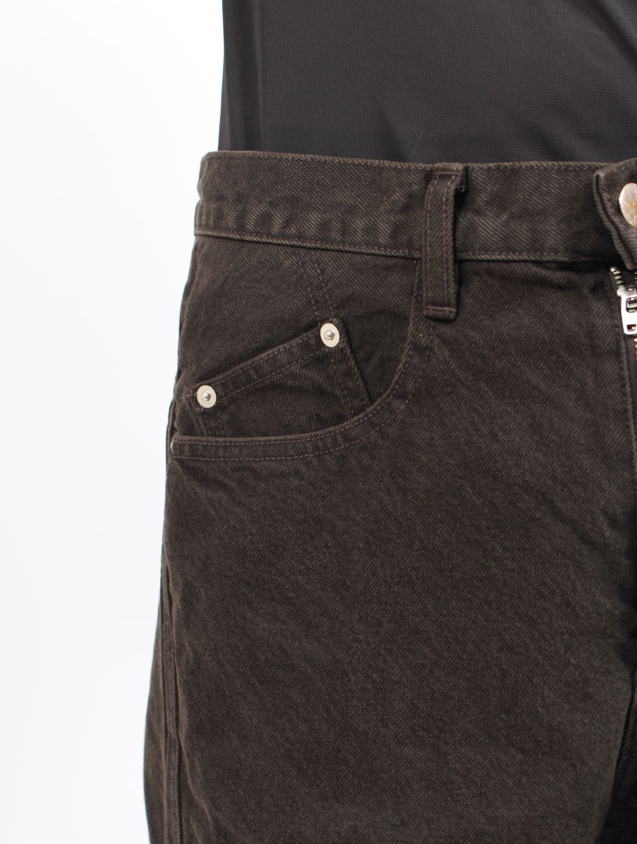 【25AW】 3D ツイステッド ワイド レッグ ジーンズ / 3D TWISTED WIDE LEG JEANS / DARK BROWN(ダーク ブラウン)